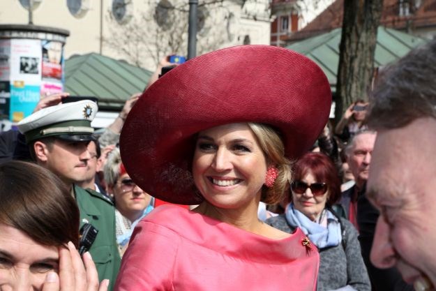 U posjetu Njemačkoj: Nizozemska kraljica šokirala svijet dizajnerskim "svastika kaputom"