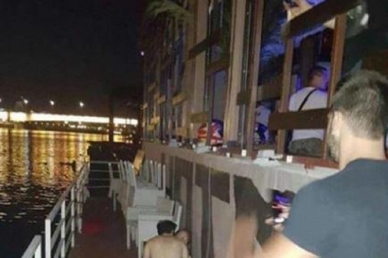 FOTO Vruća akcija na beogradskim splavovima: Poseksali se ispred kluba (18+)