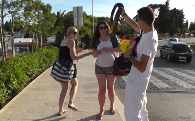 Usred Splita plašili turiste "zmijom"