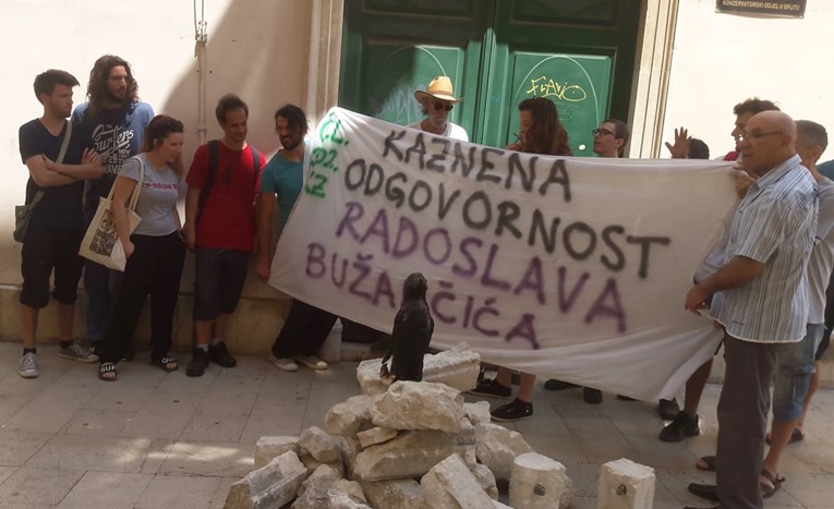 Nova akcija umjetnika u centru Splita, donijeli su kamenje iz palače za šefa konzervatora