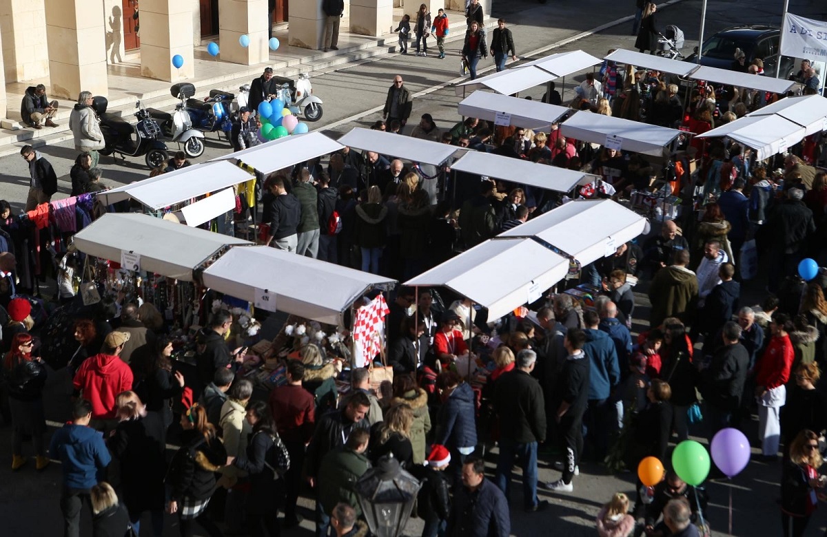 SPLIT POKAZAO VELIKO SRCE Na buvljaku skupljali novac za pomoć beskućnicima