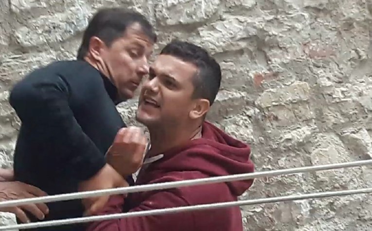 VIDEO Drama u centru Splita: Umjetnici probijali put do svog prostora, mladić ih napao uz psovke