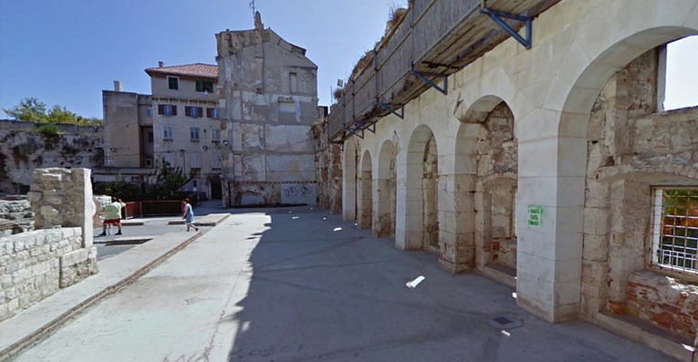 20-godišnjak mahao nožem po centru Splita, Talijani ga pokušali zaustaviti pa završili u bolnici