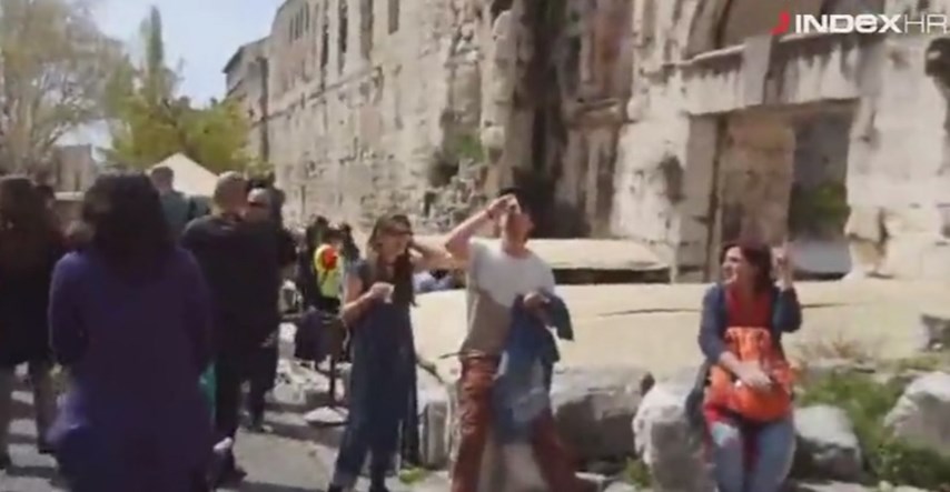 Pogledajte kako je žena vikala na povorku za znanost u Splitu: "Na bežičnoj sam vezi s Bogom, jebote"