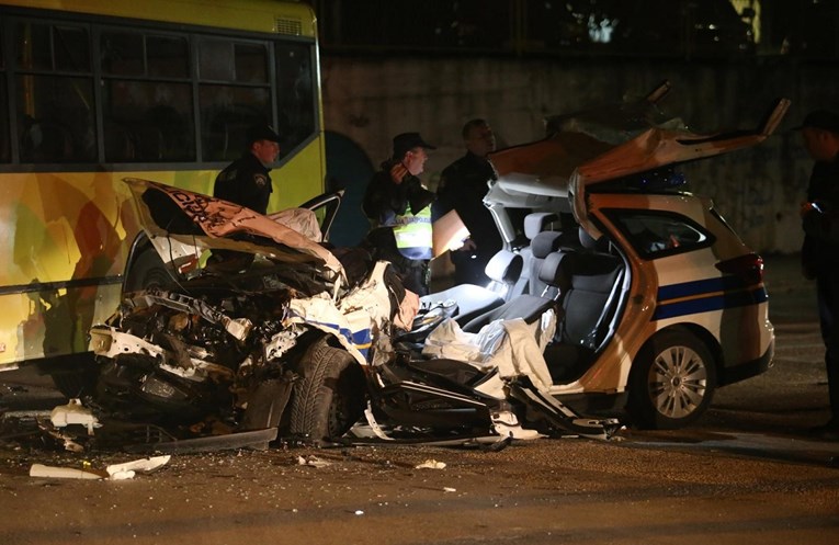 FOTO Teška nesreća u Splitu: Policajci žurili na intervenciju pa se zabili u autobus, auto je smrskan