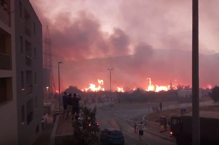 VIDEO Gori oko zgrada na Kili, ljudi nemoćno gledaju vatru