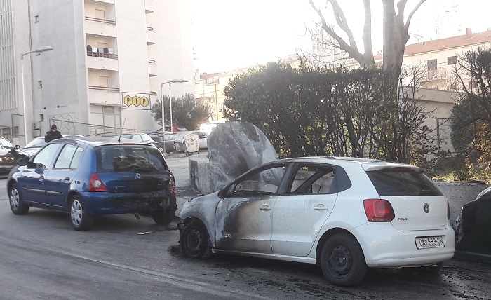 FOTO U Splitu usred noći zapaljeni kontejneri, vatra zahvatila dva automobila
