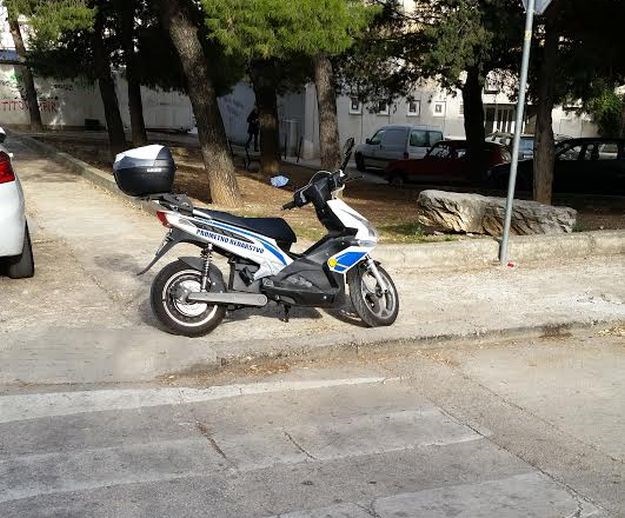 Nakon teksta na Indexu Grad Split kažnjava redarstvenika koji je motor parkirao na pješačkom