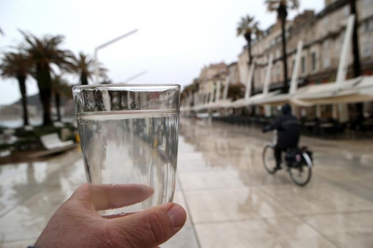 Splićani razgrabili flaširanu vodu, ona iz vodovoda i dalje nije za piće