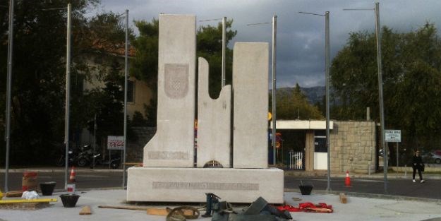 Spomenik 72. bojni Vojne policije ima natpis Za dom i prvo bijelo polje