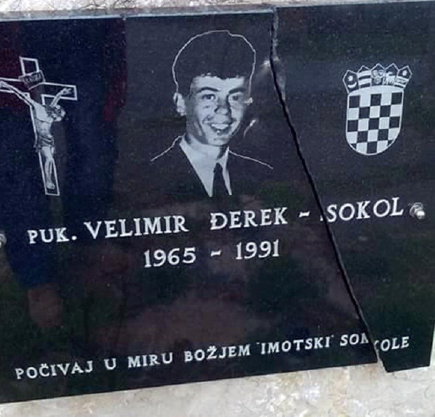 Razbijena spomen ploča junaka i jednog od simbola obrane Vukovara