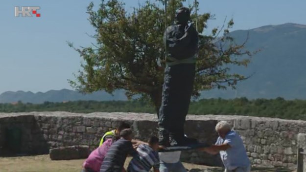 Pola tone težak spomenik Tuđmanu helikopterom prebačen na kninsku tvrđavu: Otkrivanje 5. kolovoza