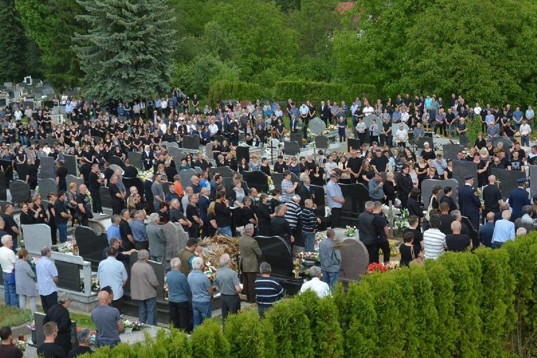 Mnoštvo ljudi na sprovodu tragično poginule obitelji Turek
