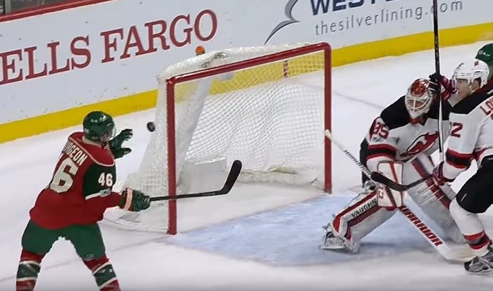 Pa kako je to uspio?! Pogledajte "bejzbolski" gol hokejaša Minnesote