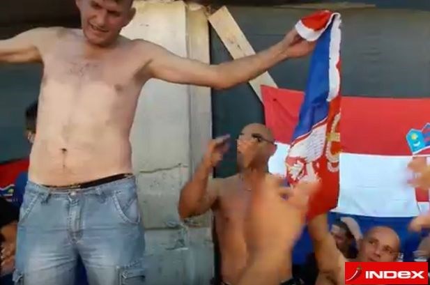 EKSKLUZIVNI VIDEO Nova sramota u Kninu: Uz taktove Thompsonove pjesme zapaljena srpska zastava