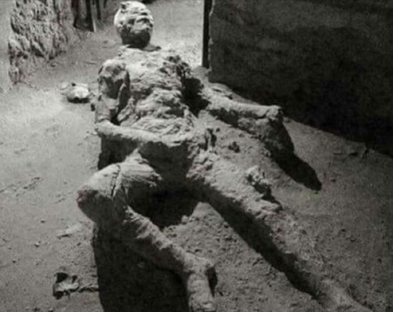 Fotka muškarca koji je umro u erupciji vulkana postala viralna, i to samo jer svi imaju prljavi um