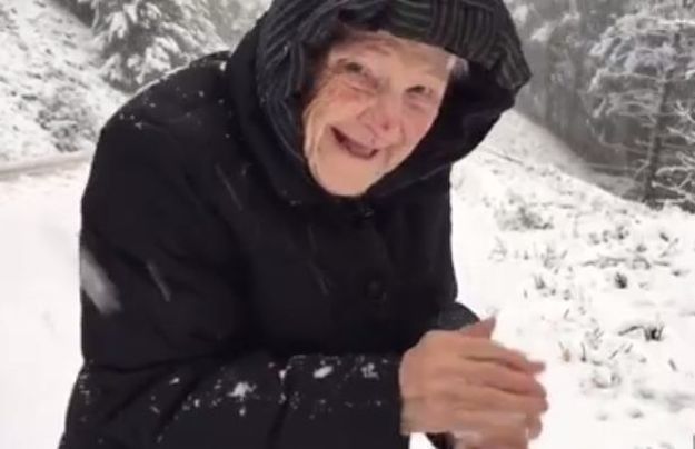 Godine su samo broj: Ima 101 i veseli se snijegu kao malo dijete