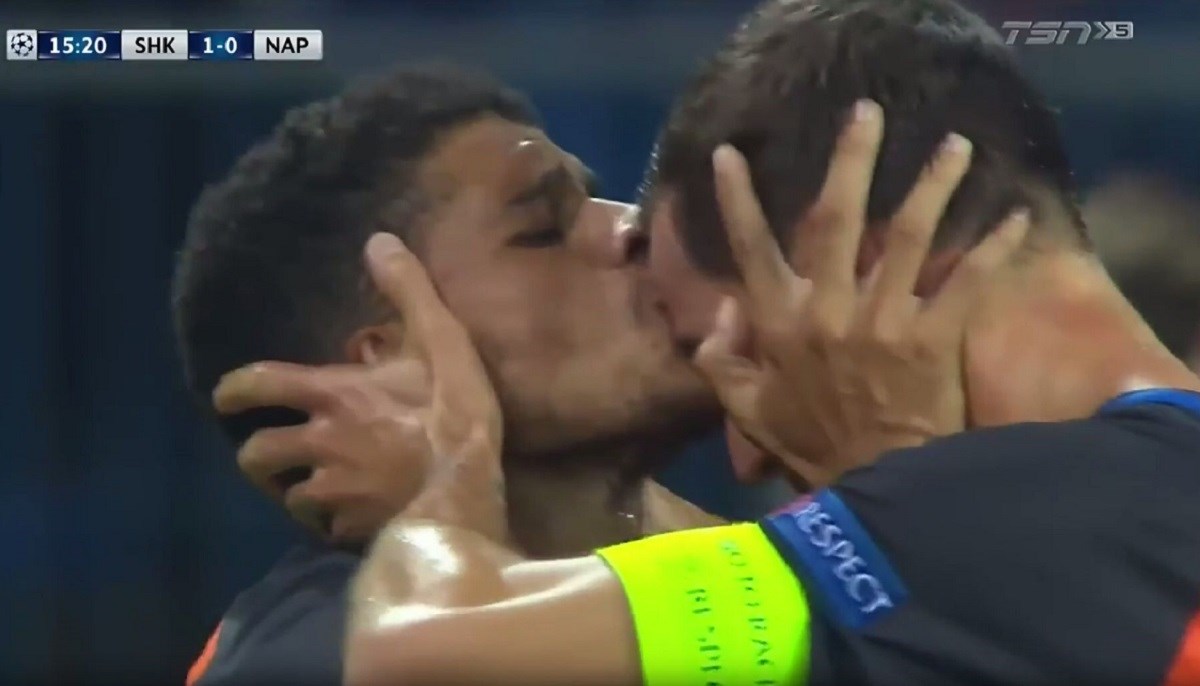 SRNU POLJUPCIMA OBASUO UPLAKANI BRAZILAC Zabio gol i bacio se na legendarnog kapetana