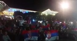 VIDEO Totalna ludnica! Stotine srpskih navijača plešu kolo pred Rod Laver Arenom