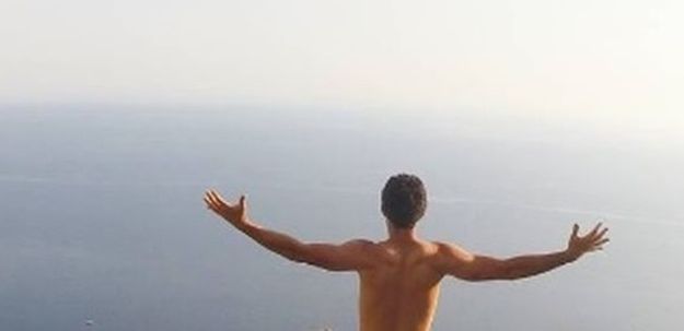 FOTO Ima opasan plan: Turist se potpuno gol popeo na Srđ