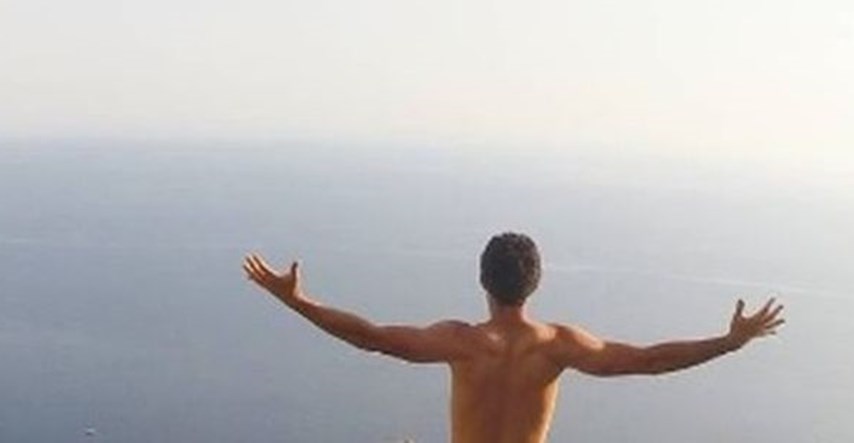 FOTO Ima opasan plan: Turist se potpuno gol popeo na Srđ