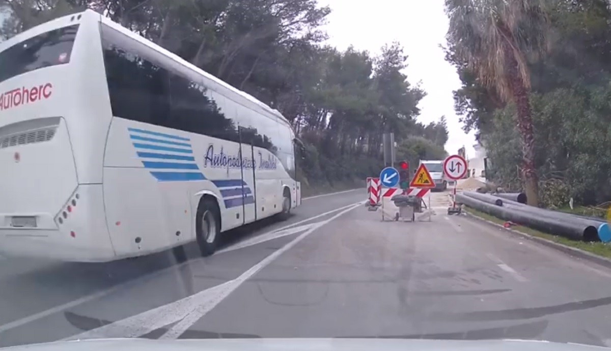 VIDEO Bus, auto i kamion kod Splita prošli kroz crveno kao da semafor za njih ne postoji