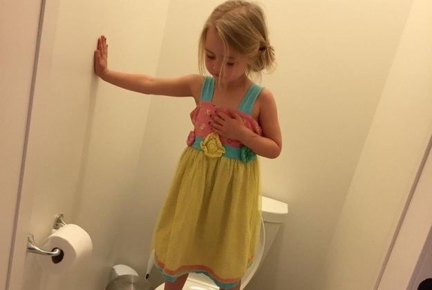 Fotkala je kćer kako stoji na WC školjci, šokirala se kad je doznala što malena zapravo radi