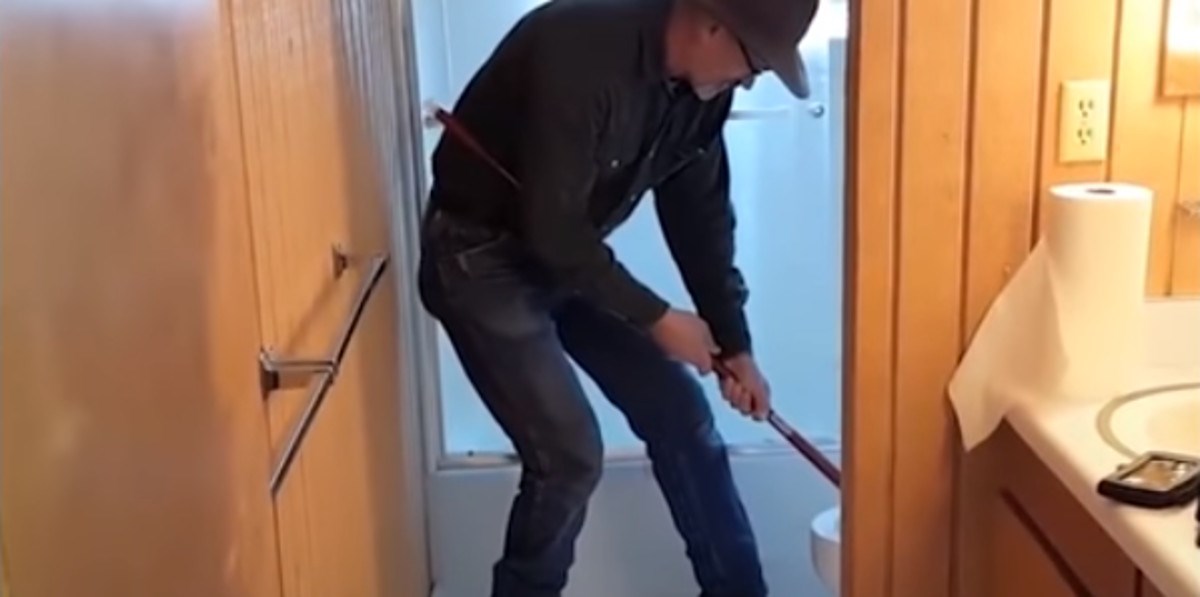 VIDEO Došli su spremiti vikendicu, a u kupaonici su zatekli životinju koja ih je iznenadila