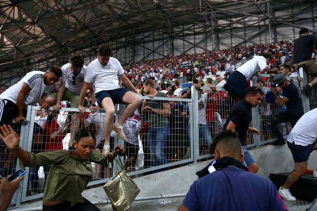 STAMPEDO NA STADIONU Žene i djeca spas od ruskih huligana tražili preko ograde