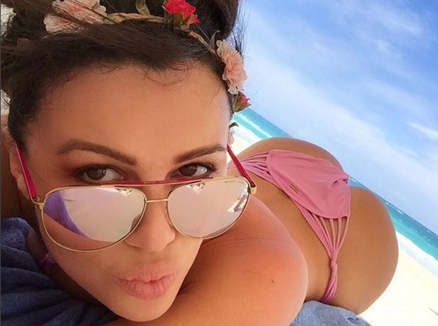 Seksi Stanija pokazuje osunčane obline u minijaturnom bikiniju