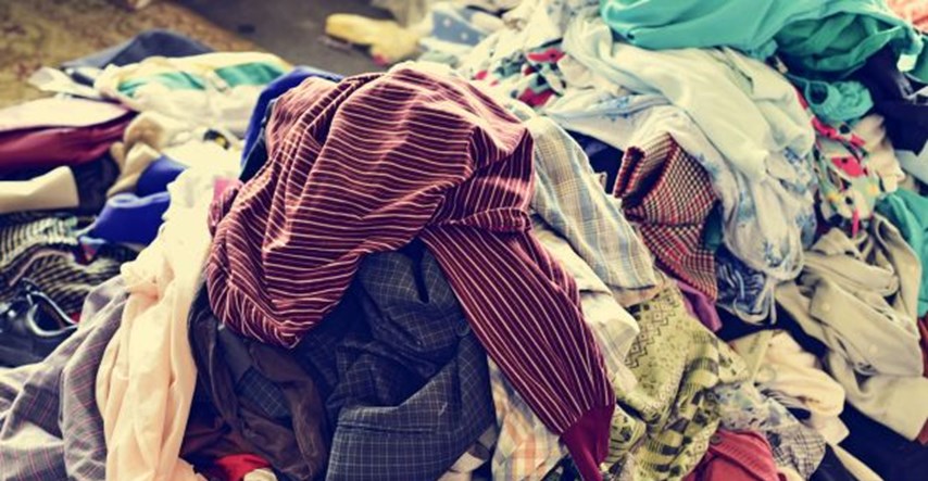 Znate li zašto baš nikada staru odjeću ne biste trebali baciti u smeće?