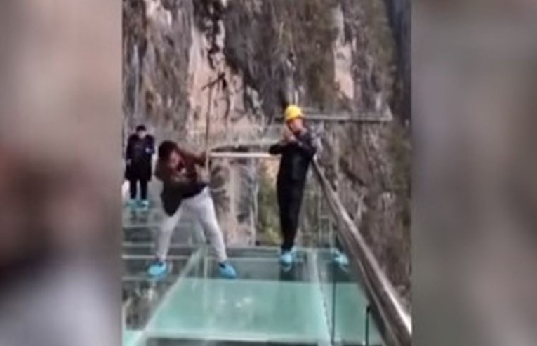 VIDEO Radnici udarali maljem po staklenoj stazi na litici visokoj 180 metara pa skakali po njoj