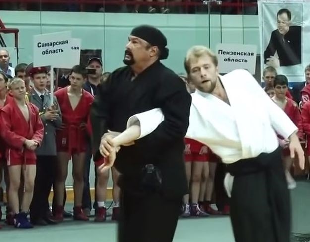 Brutalno se sprdaju sa Seagalom nakon što je "prebio" protivnike