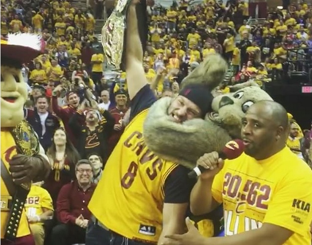 Miočić glavna zvijezda u Clevelandu: Home run na treningu Indiansa, ovacije na utakmici Cavaliersa