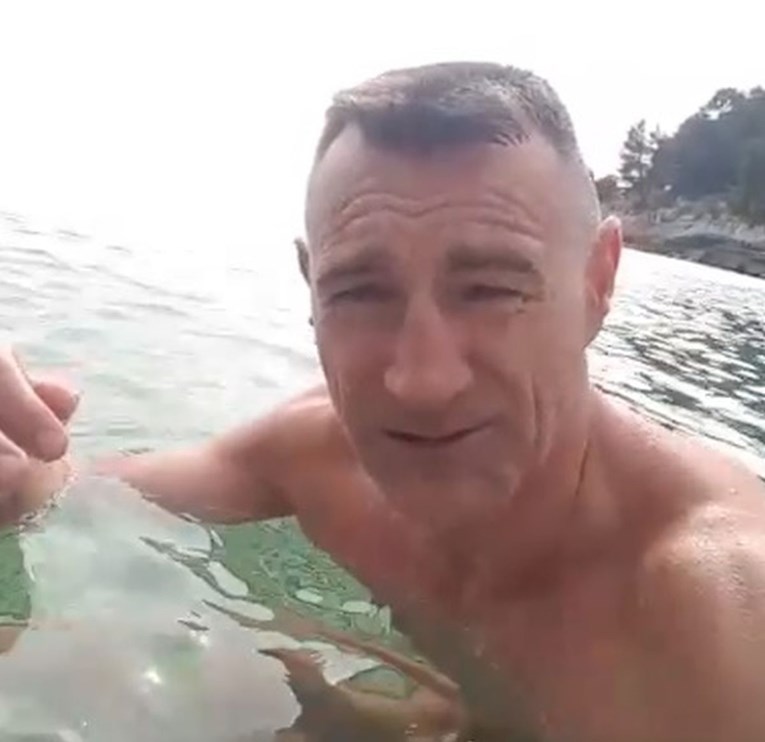 VIDEO Drviš se kupa u moru unatoč velikoj hladnoći