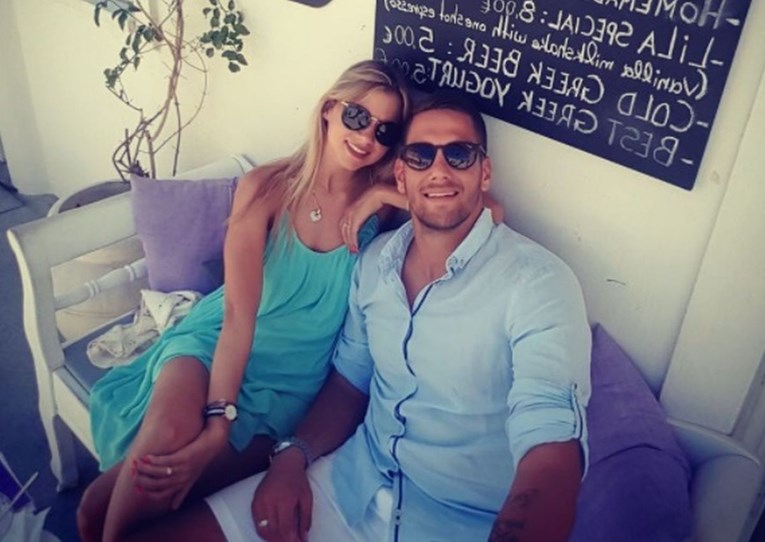 Hrvatski rukometaš pohvalio se fotkama s medenog mjeseca na Santoriniju (i zgodnom suprugom)