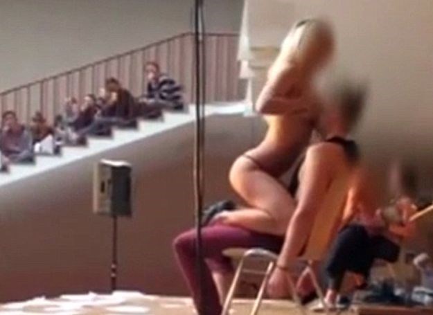 VIDEO Striptizeta se skinula pred učenicima u školi, reakcija profesora sve oduševila