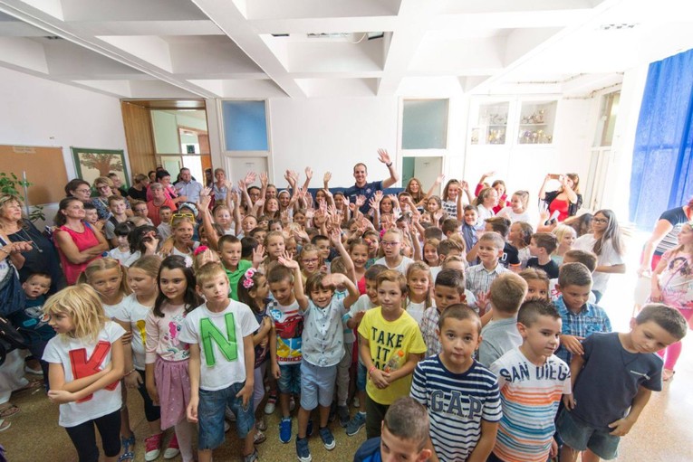 ZAUVIJEK ĆE PAMTITI PRVI DAN ŠKOLE Hajdukovac upao na priredbu i raspametio prvašiće!