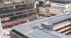 PANIKA U STOCKHOLMU Kamion se zabio u pješake, pogledajte kako ljudi bježe od mjesta napada
