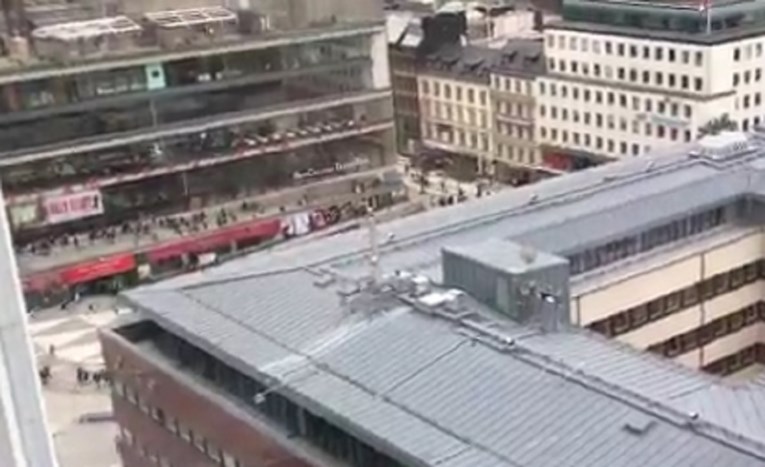 PANIKA U STOCKHOLMU Kamion se zabio u pješake, pogledajte kako ljudi bježe od mjesta napada