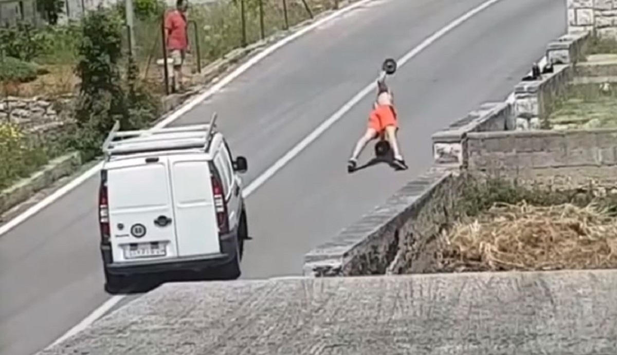 Što je ovaj polugoli kralj u Dalmaciji radio s utezima nasred ceste?