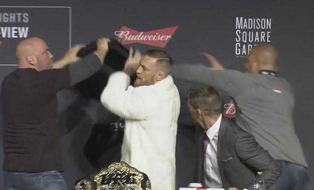 VIDEO McGregor napravio šou na presici, oteo prvaku pojas i napao ga stolicom