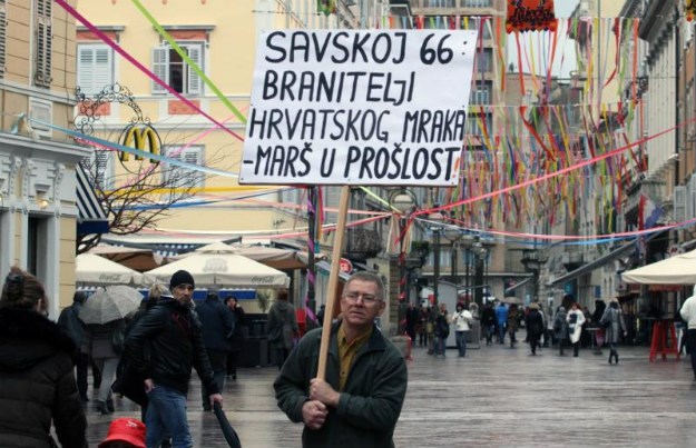Nosio transparent usred Rijeke: "Savskoj 66: Branitelji hrvatskog mraka - marš u prošlost"