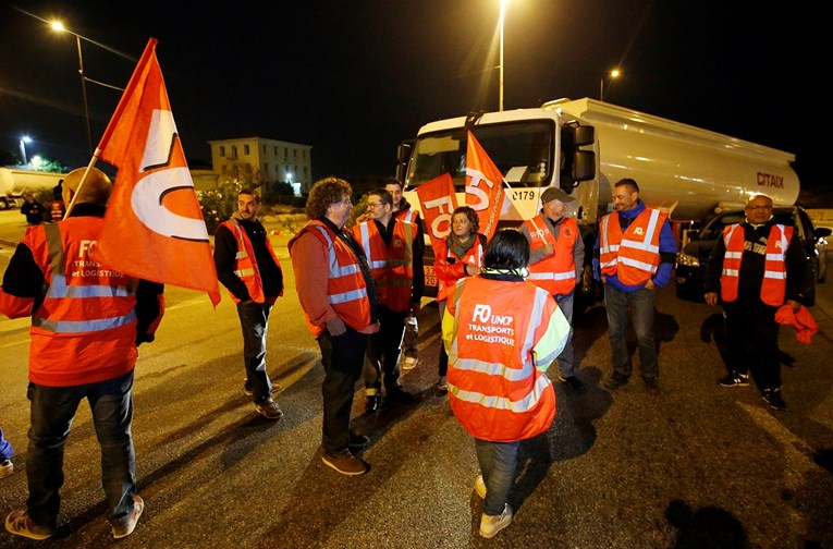 Javni sektor u Francuskoj u štrajku, otkazana gotovo trećina letova