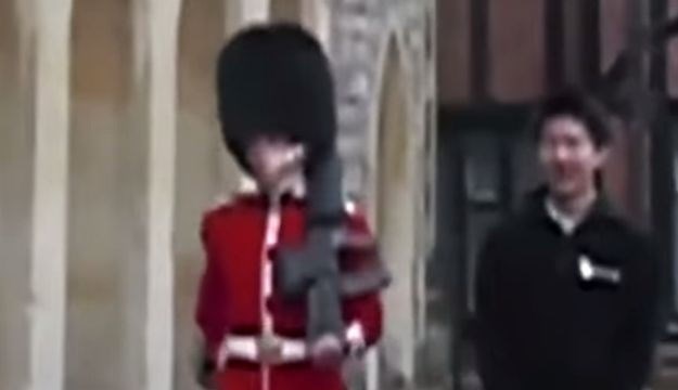 Iritantni turist mislio je da je smiješno gnjaviti kraljičinog stražara, a onda je dobio svoje