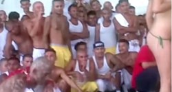 Procurio video porno zabave: Potpuno gole striptizete zabavljale 200 zatvorenika