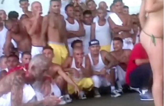 Procurio video porno zabave: Potpuno gole striptizete zabavljale 200 zatvorenika