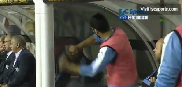 VIDEO Senzacija na Copi: Urugvaj ispao nakon samo dva kola, Suarez razbijao na klupi