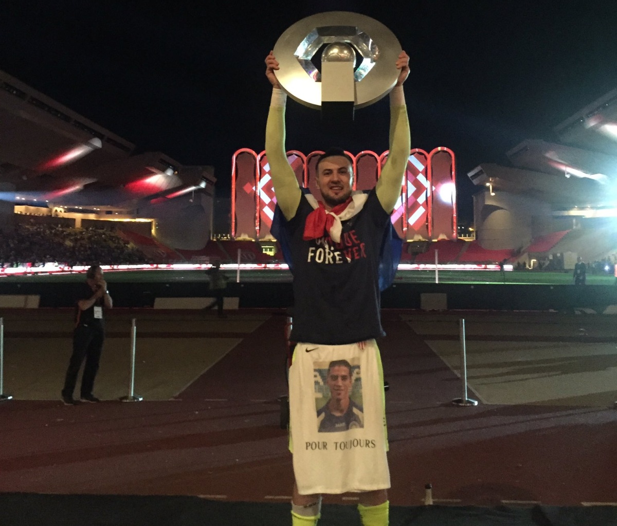OVO JE ČEKAO CIJELU KARIJERU Subašić u najdražoj majici podigao trofej prvaka