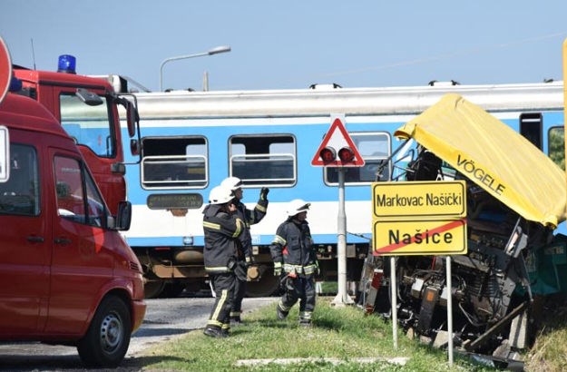 Kod Našica se sudarili vlak i stroj za asfaltiranje, poginula dva radnika
